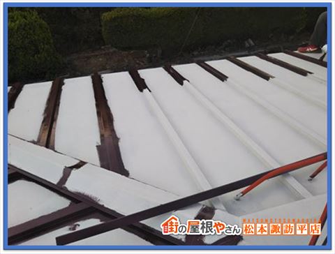 富士見町別荘屋根塗装　中塗りダメ込み